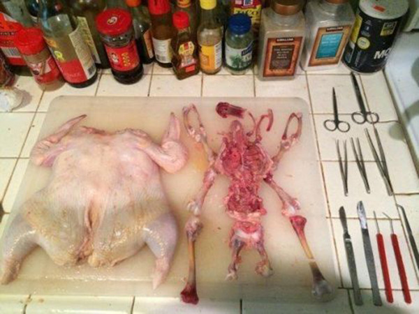 Nhờ bạn trai sinh viên y khoa chặt gà, cô gái choáng vì thành quả amp;#34;bá đạoamp;#34; - 4