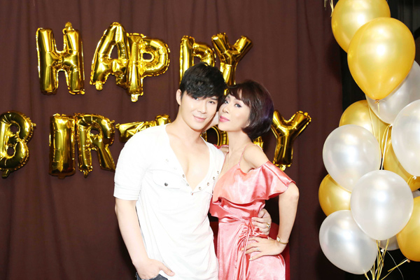 Hết hôn má Lý Nhã Kỳ, Nathan Lee lại chạm môi Phương Mai trong tiệc sinh nhật - 4