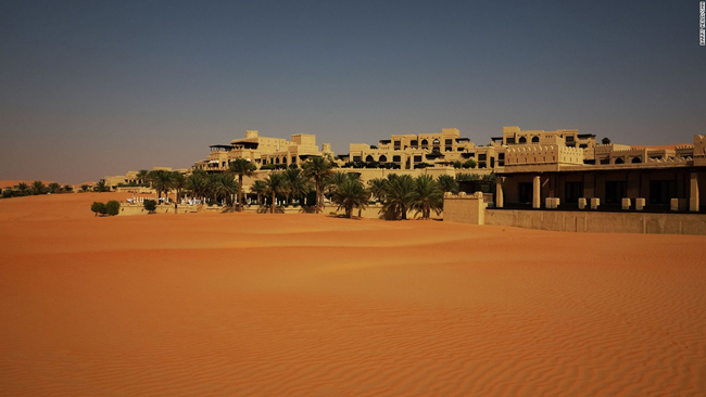 Qasr tọa lạc tại địa điểm được mệnh danh là nơi tận cùng thế giới, rìa của Rub 'al Khali, sa mạc cát lớn nhất hành tinh, cách trung tâm thành phố Abu Dhabi khoảng 2 giờ lái xe, chỉ vài dặm từ biên giới với Ả Rập Saudi. Qasr Al Sarab được xây dựng vào năm 2007, với ý tưởng là nơi để thoát khỏi sự hối hả của các thành phố đang phát triển nhanh chóng, du khách có thể đắm mình trong một cảnh quan sa mạc Ả Rập cổ điển.
