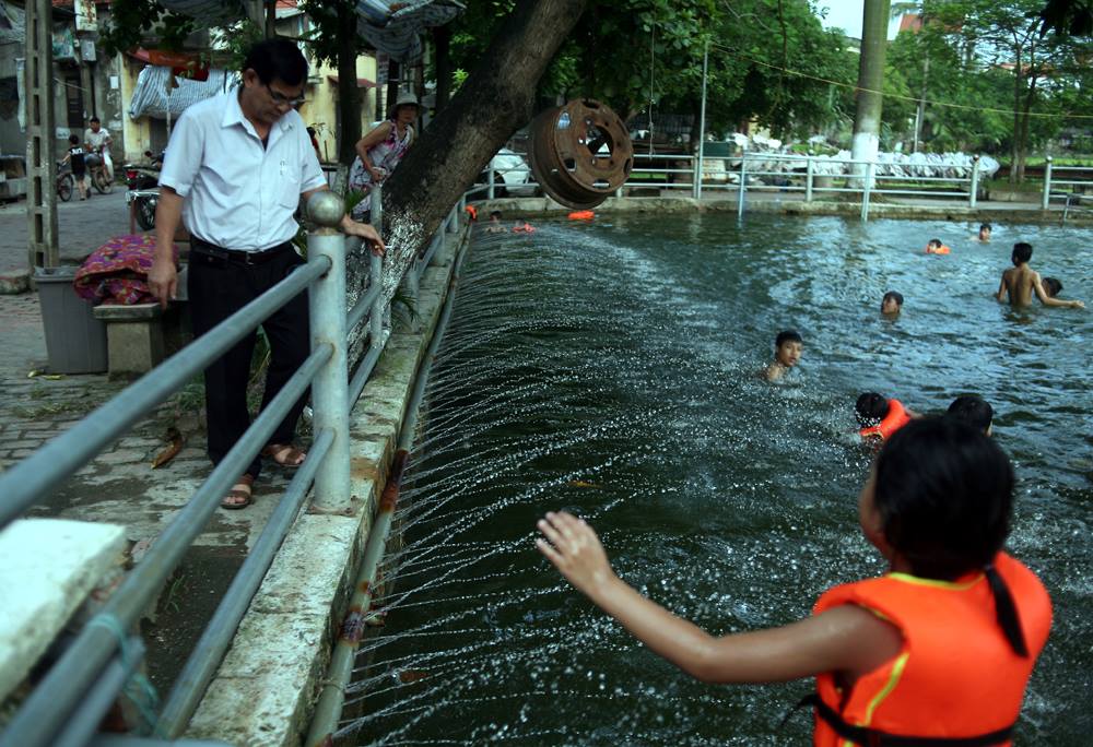 Hà Nội: Cả làng góp tiền cải tạo ao làng ô nhiễm thành bể bơi miễn phí cho trẻ nhỏ - 7