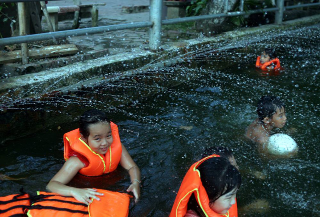 Hà Nội: Cả làng góp tiền cải tạo ao làng ô nhiễm thành bể bơi miễn phí cho trẻ nhỏ - 11