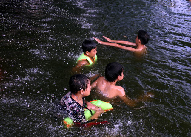 Hà Nội: Cả làng góp tiền cải tạo ao làng ô nhiễm thành bể bơi miễn phí cho trẻ nhỏ - 4