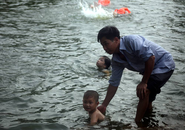 Hà Nội: Cả làng góp tiền cải tạo ao làng ô nhiễm thành bể bơi miễn phí cho trẻ nhỏ - 8