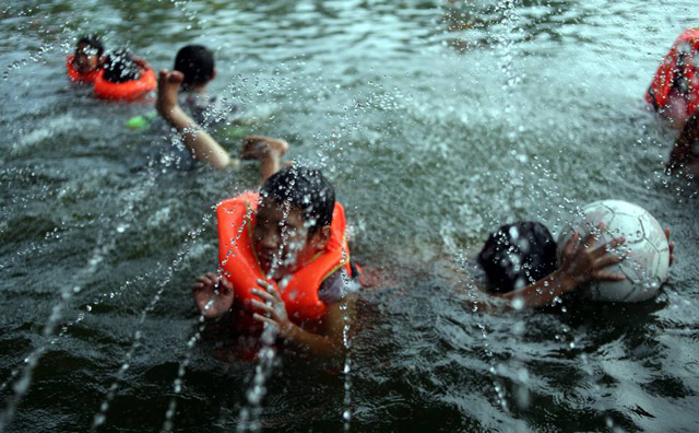 Hà Nội: Cả làng góp tiền cải tạo ao làng ô nhiễm thành bể bơi miễn phí cho trẻ nhỏ - 12