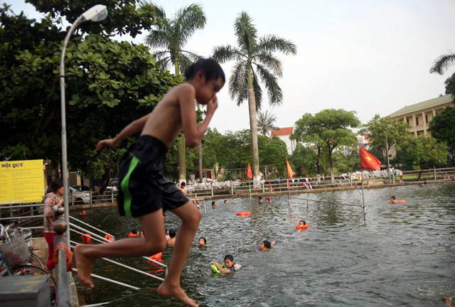 Hà Nội: Cả làng góp tiền cải tạo ao làng ô nhiễm thành bể bơi miễn phí cho trẻ nhỏ - 2