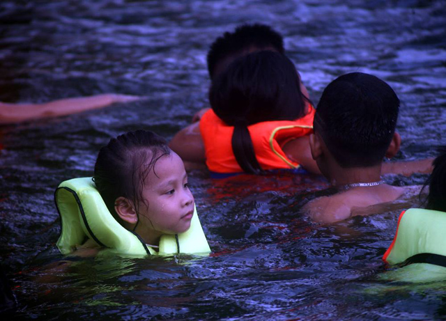 Hà Nội: Cả làng góp tiền cải tạo ao làng ô nhiễm thành bể bơi miễn phí cho trẻ nhỏ - 10