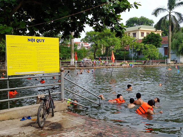 Hà Nội: Cả làng góp tiền cải tạo ao làng ô nhiễm thành bể bơi miễn phí cho trẻ nhỏ - 1