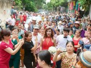 Eva Yêu - Đám cưới nổi nhất xứ Thanh của cô dâu chuyển giới khiến ai có mặt cũng phải giơ máy lên chụp hình