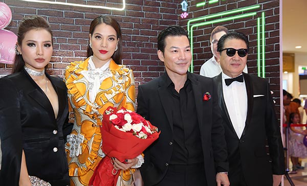 Sánh vai amp;#34;người tìnhamp;#34; Vũ Ngọc Anh, Trần Bảo Sơn ngó lơ vợ cũ trên thảm đỏ - 6
