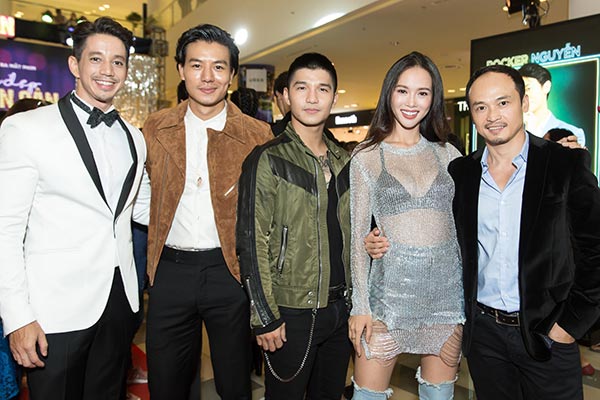 Sánh vai amp;#34;người tìnhamp;#34; Vũ Ngọc Anh, Trần Bảo Sơn ngó lơ vợ cũ trên thảm đỏ - 5