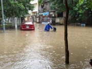 Tin tức - Mưa dông trắng trời, nhiều tuyến phố trung tâm Hà Nội lại chìm trong biển nước
