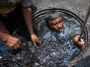 Làm mẹ - Người cha già làm nghề dọn cống nuôi 4 con đỗ đại học khiến cả thế giới cảm phục