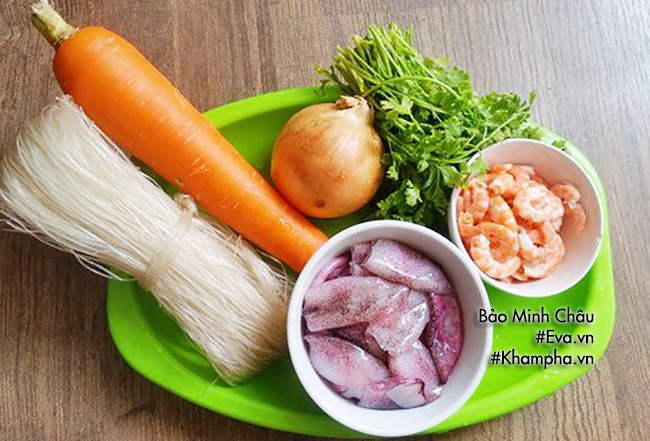 Trưa hè mẹ đãi cả nhà miến xào hải sản hấp dẫn, nhanh gọn - 1