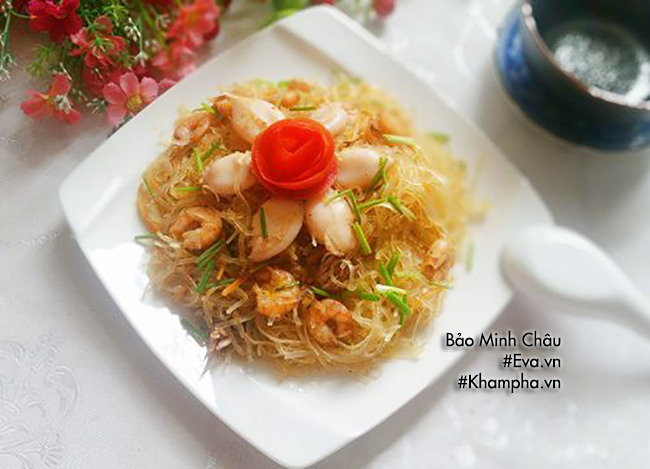 Trưa hè mẹ đãi cả nhà miến xào hải sản hấp dẫn, nhanh gọn - 12