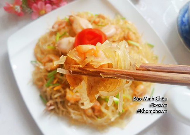 Trưa hè mẹ đãi cả nhà miến xào hải sản hấp dẫn, nhanh gọn - 11