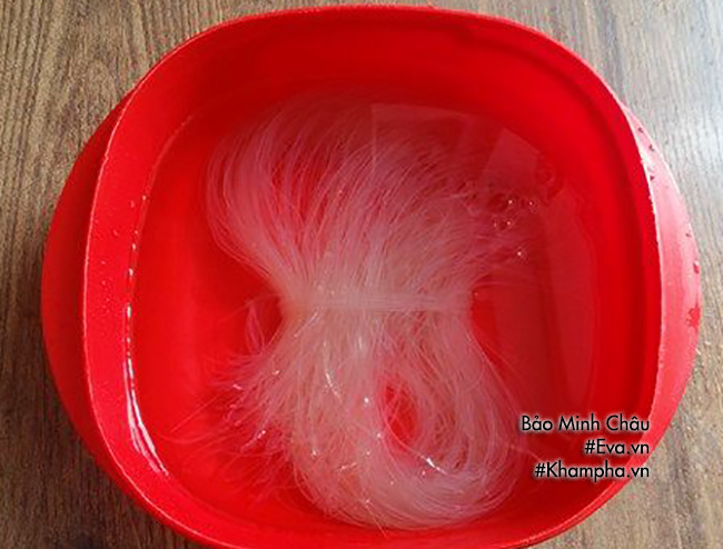 Trưa hè mẹ đãi cả nhà miến xào hải sản hấp dẫn, nhanh gọn - 2