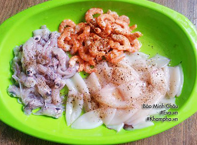 Trưa hè mẹ đãi cả nhà miến xào hải sản hấp dẫn, nhanh gọn - 4