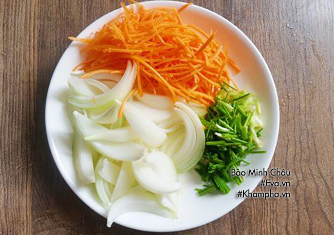 Trưa hè mẹ đãi cả nhà miến xào hải sản hấp dẫn, nhanh gọn - 3