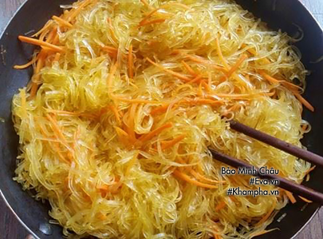 Trưa hè mẹ đãi cả nhà miến xào hải sản hấp dẫn, nhanh gọn - 6