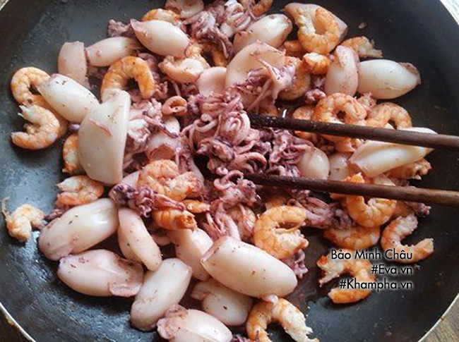 Trưa hè mẹ đãi cả nhà miến xào hải sản hấp dẫn, nhanh gọn - 5