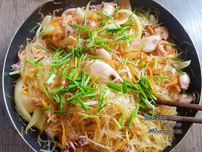 Trưa hè mẹ đãi cả nhà miến xào hải sản hấp dẫn, nhanh gọn - 8