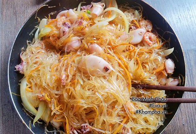 Trưa hè mẹ đãi cả nhà miến xào hải sản hấp dẫn, nhanh gọn - 7