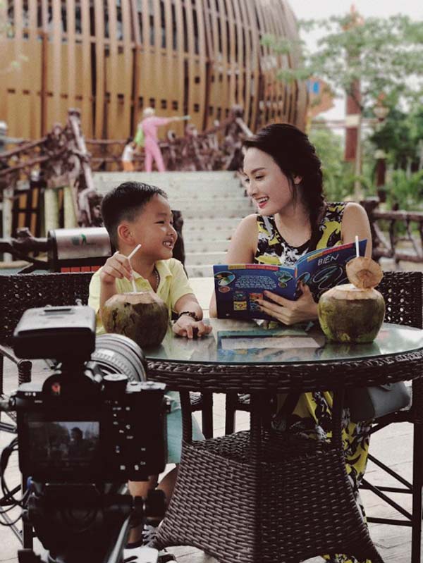 Sao Việt 24h qua: Thảo Trang amp;#34;xấu lạamp;#34; vừa đội vương miện vừa cho con bú - 3