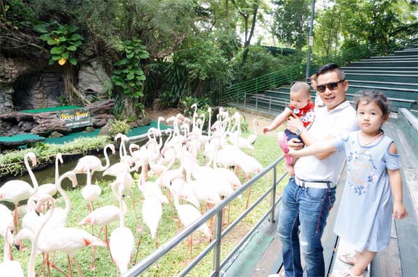 Sao Việt 24h qua: Thảo Trang amp;#34;xấu lạamp;#34; vừa đội vương miện vừa cho con bú - 7