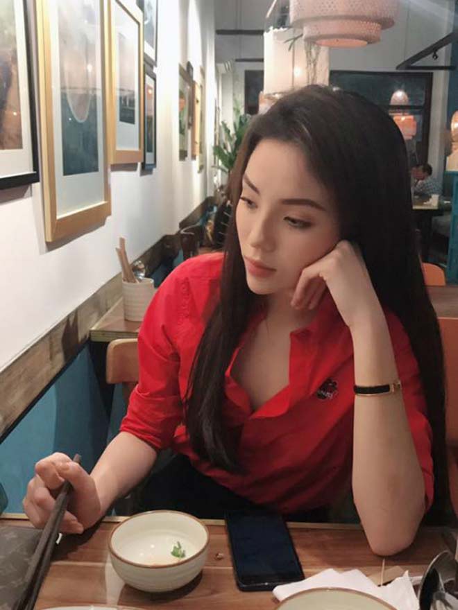 Sao Việt 24h qua: Thảo Trang amp;#34;xấu lạamp;#34; vừa đội vương miện vừa cho con bú - 11