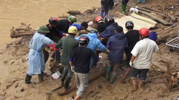 Lũ quét kinh hoàng tại Yên Bái: Con gái khóc ngất khi tìm thấy khi thể cha bị lũ cuốn - 1