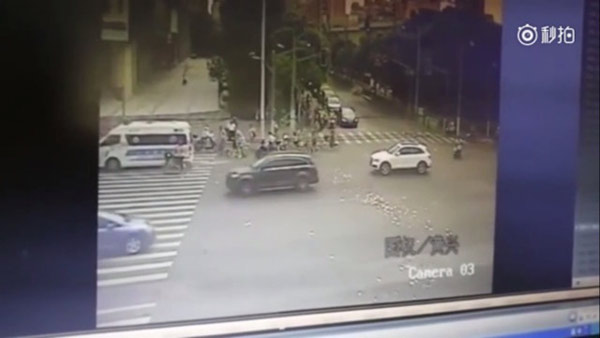 30 triệu đồng bị gió thổi bay lả tả trên phố, và đây là phản ứng khó tin của người đi đường - 1