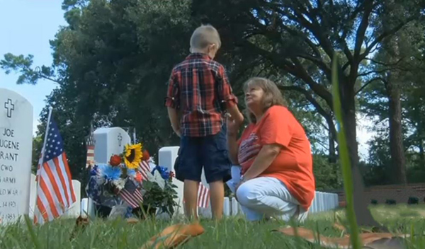 Mẹ cắm cờ, con đặt quà lên mộ người lính đã khuất, gia đình nhỏ nhận được món quà bất ngờ - 1