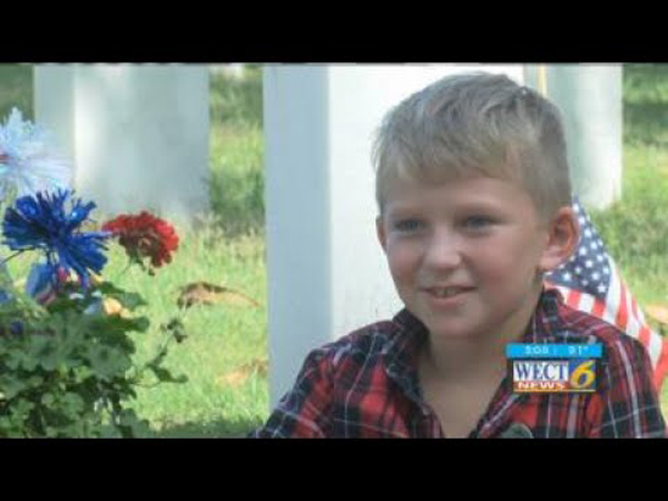 Mẹ cắm cờ, con đặt quà lên mộ người lính đã khuất, gia đình nhỏ nhận được món quà bất ngờ - 2