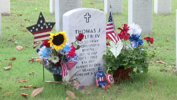 Mẹ cắm cờ, con đặt quà lên mộ người lính đã khuất, gia đình nhỏ nhận được món quà bất ngờ - 3