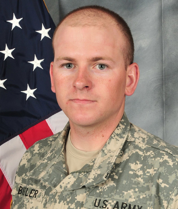 Mẹ cắm cờ, con đặt quà lên mộ người lính đã khuất, gia đình nhỏ nhận được món quà bất ngờ - 4