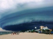 Tin tức - Tranh cãi gay gắt về đám mây đen kịt hình thù kỳ lạ như “nuốt chửng” biển Sầm Sơn