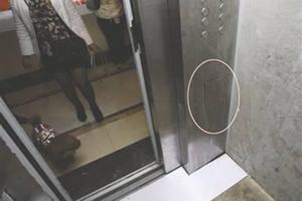Bố mẹ lơ là, con nhỏ một mình vào thang máy tiểu tiện lên bảng điều khiển và gặp tai nạn thương tâm - 1