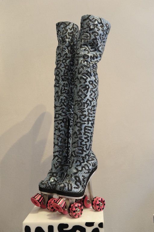 Những đôi giày “2 trong 1” khiến phụ nữ khóc thét nhưng cũng tò mò hết nấc - 10