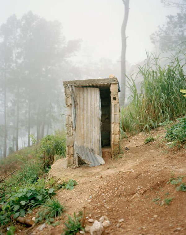 Hình ảnh nhà vệ sinh đồng quê lộ thiên của Việt Nam lên báo nước ngoài