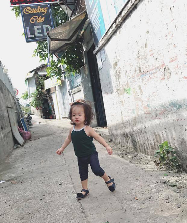 Bé gái Sài Gòn cứ ra phố là bị nhầm thành con gái Elly Trần - 1