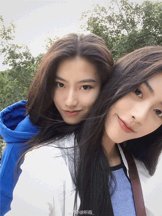 Cặp đôi đồng tính nữ đẹp amp;#34;sắc nước hương trờiamp;#34; khiến dân mạng quyết tìm danh tính - 1