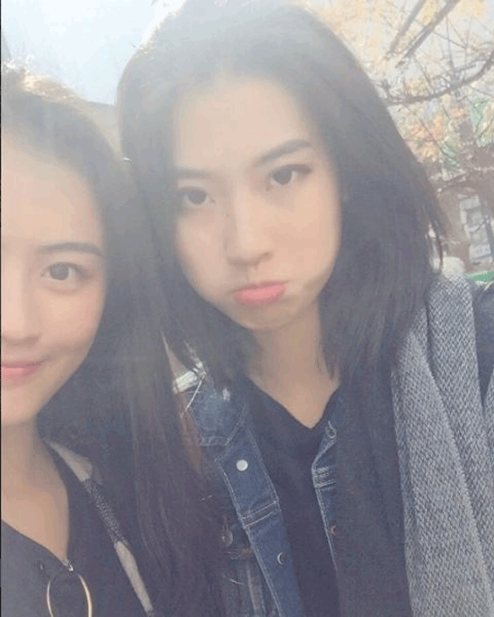 Cặp đôi đồng tính nữ đẹp amp;#34;sắc nước hương trờiamp;#34; khiến dân mạng quyết tìm danh tính - 12