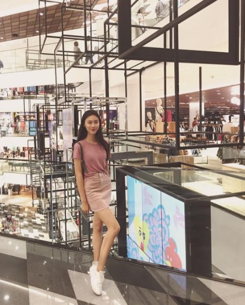 Cặp đôi đồng tính nữ đẹp amp;#34;sắc nước hương trờiamp;#34; khiến dân mạng quyết tìm danh tính - 10