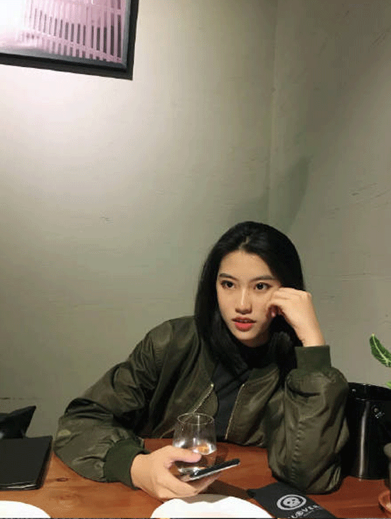 Cặp đôi đồng tính nữ đẹp amp;#34;sắc nước hương trờiamp;#34; khiến dân mạng quyết tìm danh tính - 2