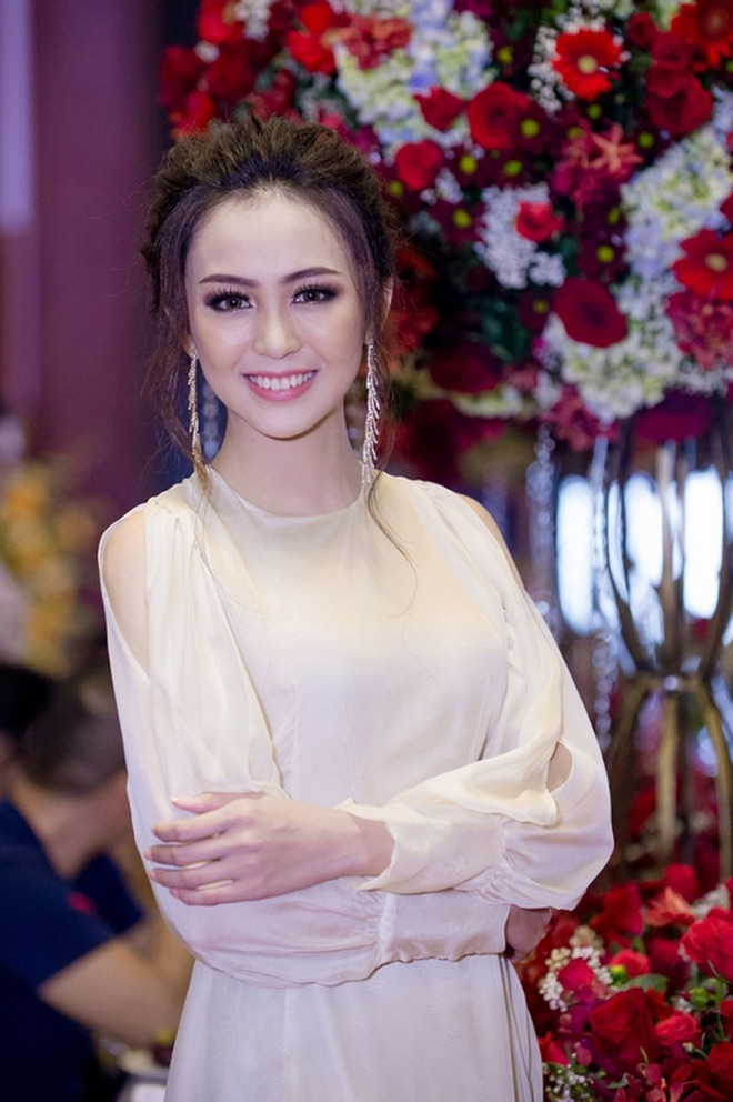 Hoa khôi Nam Bộ Hải Yến liên tục thay váy lộng lẫy trong đêm tiệc - 2