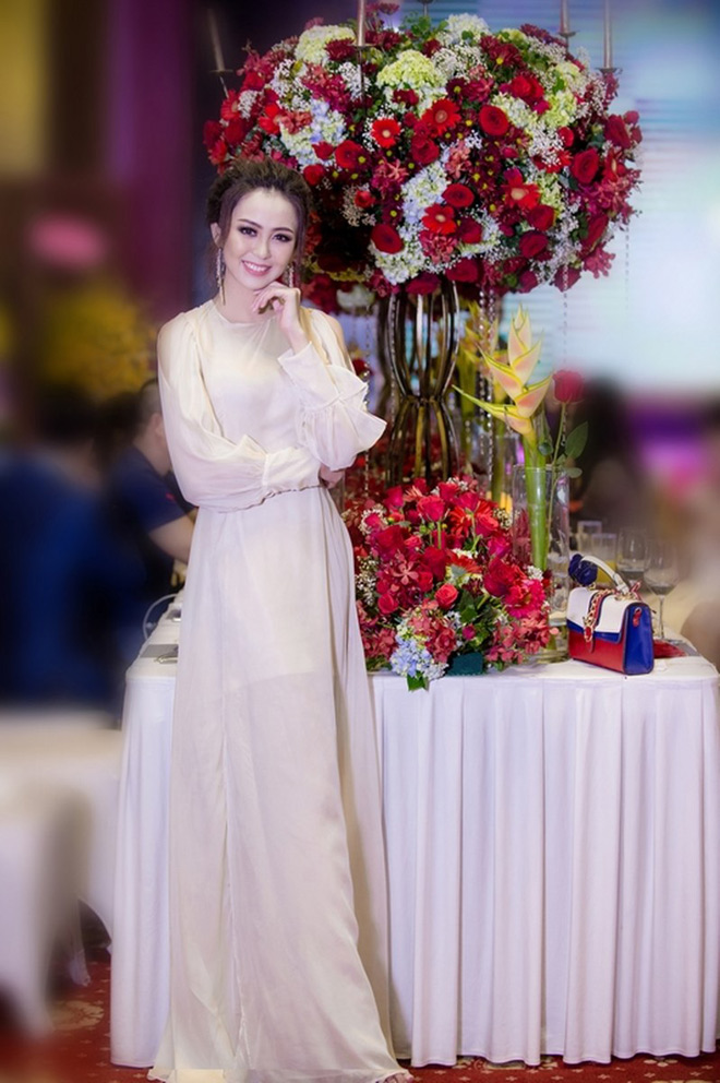 Hoa khôi Nam Bộ Hải Yến liên tục thay váy lộng lẫy trong đêm tiệc - 1