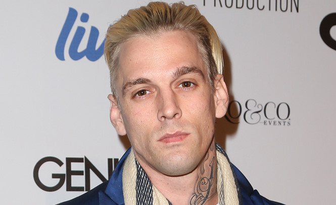 Vừa chia tay bạn gái, amp;#34;Hoàng tử nhạc popamp;#34; một thời Aaron Carter thừa nhận mình lưỡng tính - 1