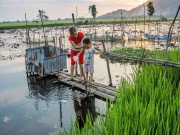 Nhà đẹp - Hình ảnh nhà vệ sinh đồng quê "lộ thiên" của Việt Nam lên báo nước ngoài