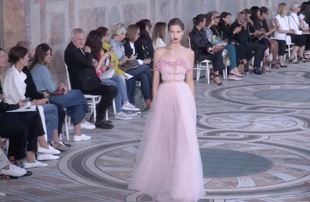 Đẹp như tiên nữ, Ngọc Trinh vẫn bị tố mặc váy nhái cả trên lẫn dưới - 4