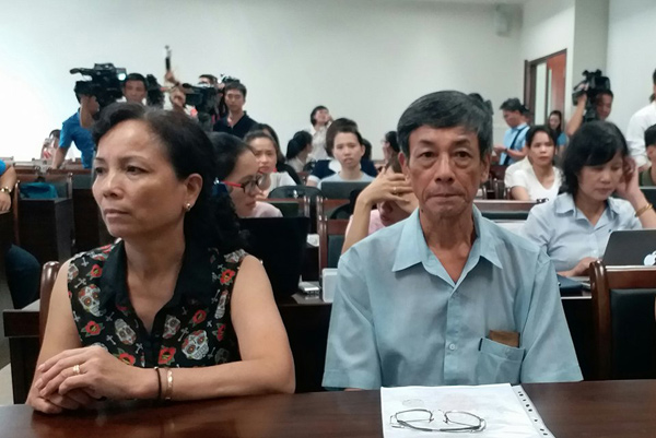 Vụ bé 14 tháng tuổi bị bạo hành đến hôn mê: Ông bà nội ngoại ngỡ ngàng khi biết mình có cháu - 1